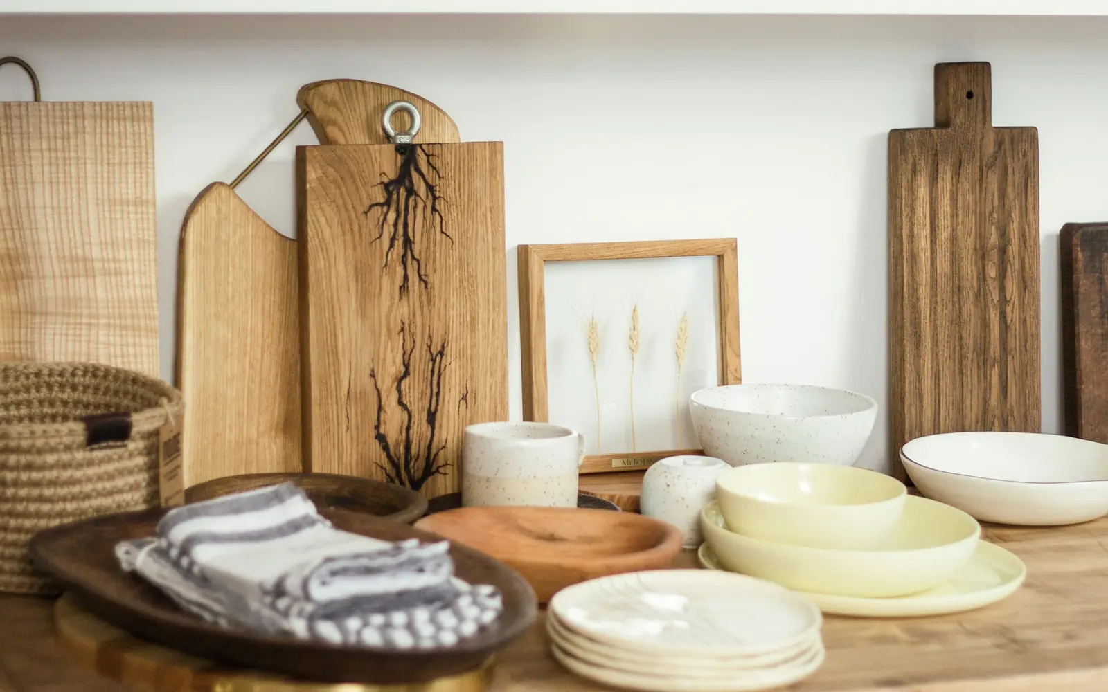Taças de cerâmica branca sobre uma mesa de madeira.