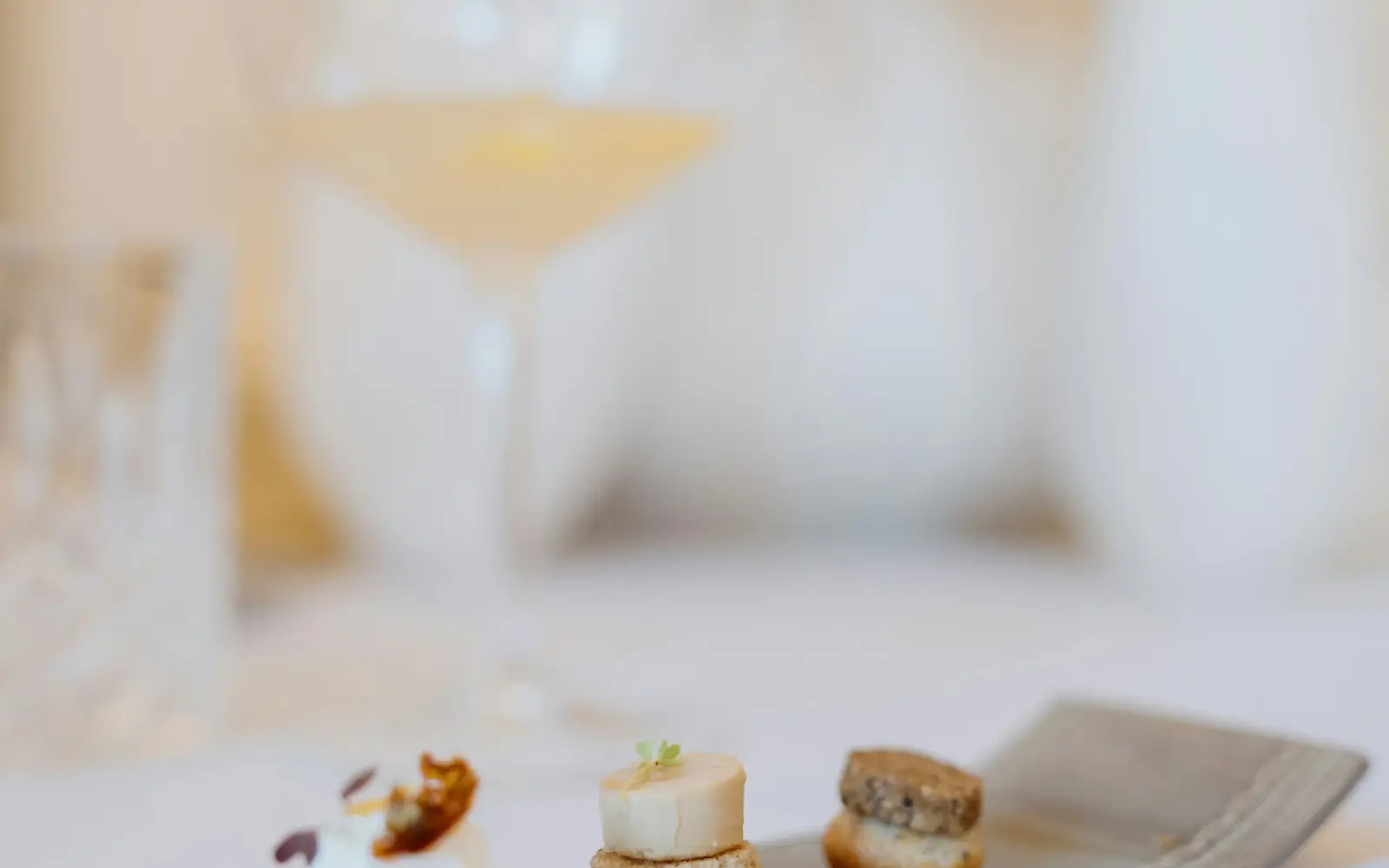 Prato e copo de vinho vistos de cima.